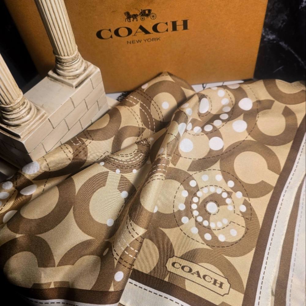 Coach Scarf. Silk. Biege, White And Tan.